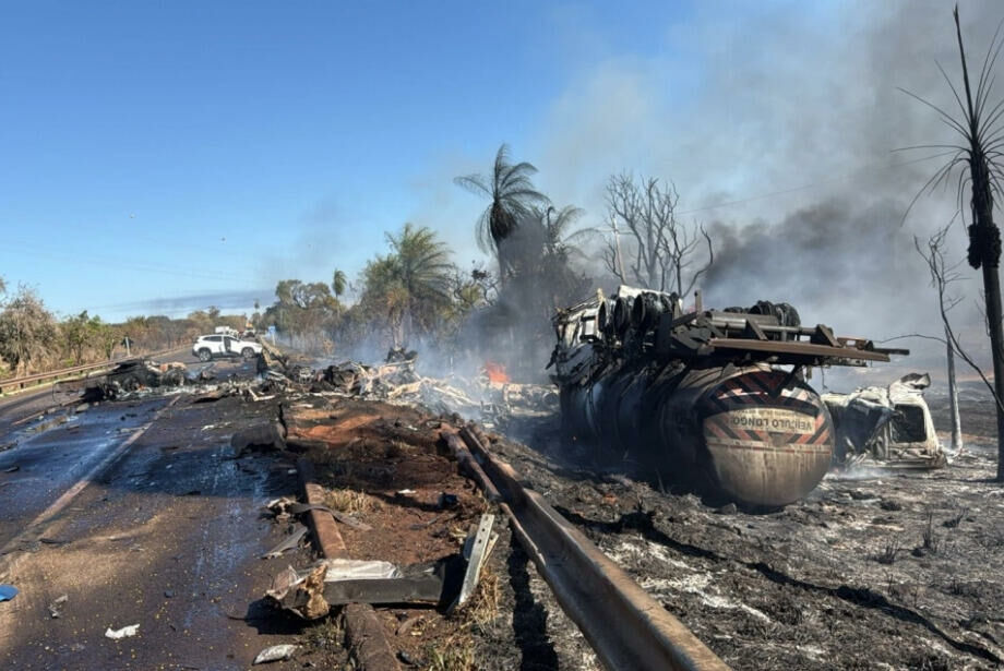 Imagem de compartilhamento para o artigo Colisão entre carretas e dois carros deixa três mortos na BR-267 próximo de Nova Alvorada do Sul da MS Todo dia